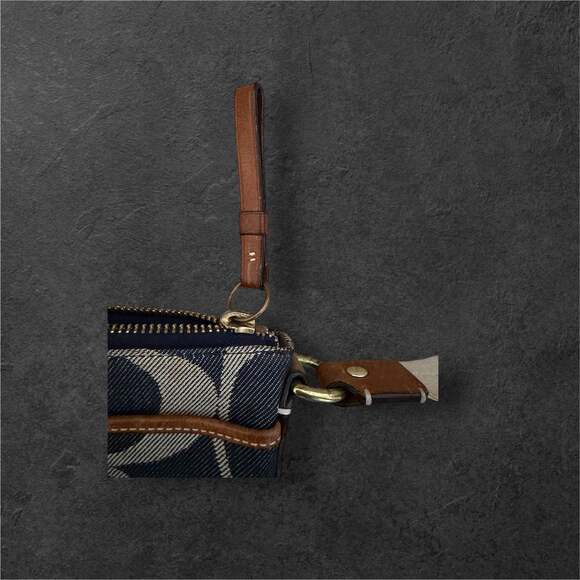 Coach - Picture 4 of 5